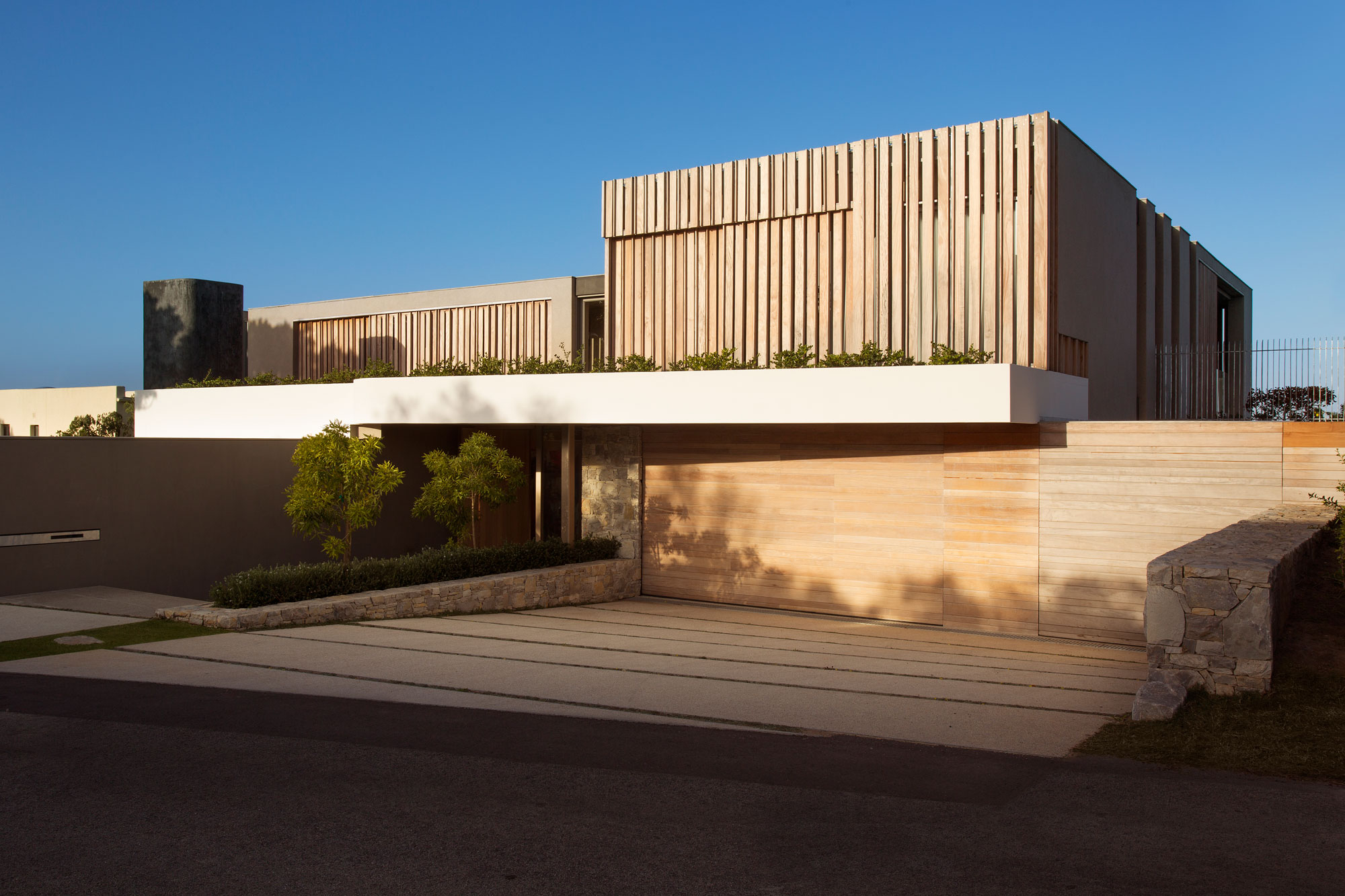 An Elegant and Spacious Family Home with Striking Interior Features in Plettenberg Bay by SAOTA (4)