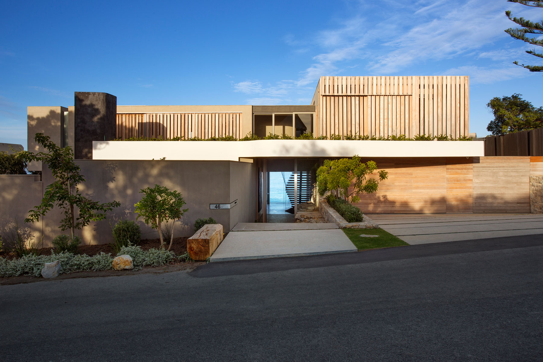An Elegant and Spacious Family Home with Striking Interior Features in Plettenberg Bay by SAOTA (5)