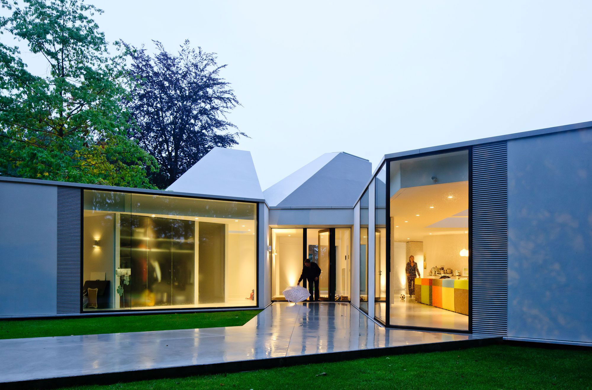 An Old Bungalow Transformed into a Spacious and Light Contemporary House in Hilversum, The Netherlands by Mecanoo (12)