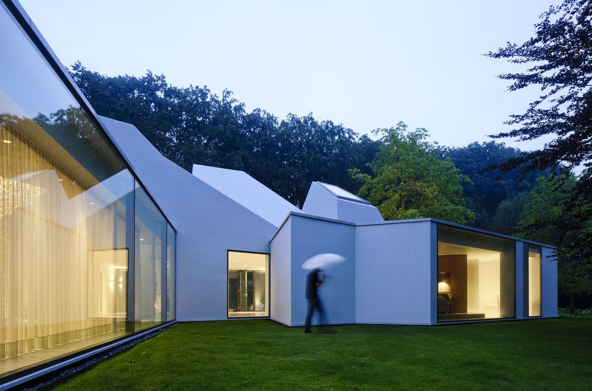 An Old Bungalow Transformed into a Spacious and Light Contemporary House in Hilversum, The Netherlands by Mecanoo (13)