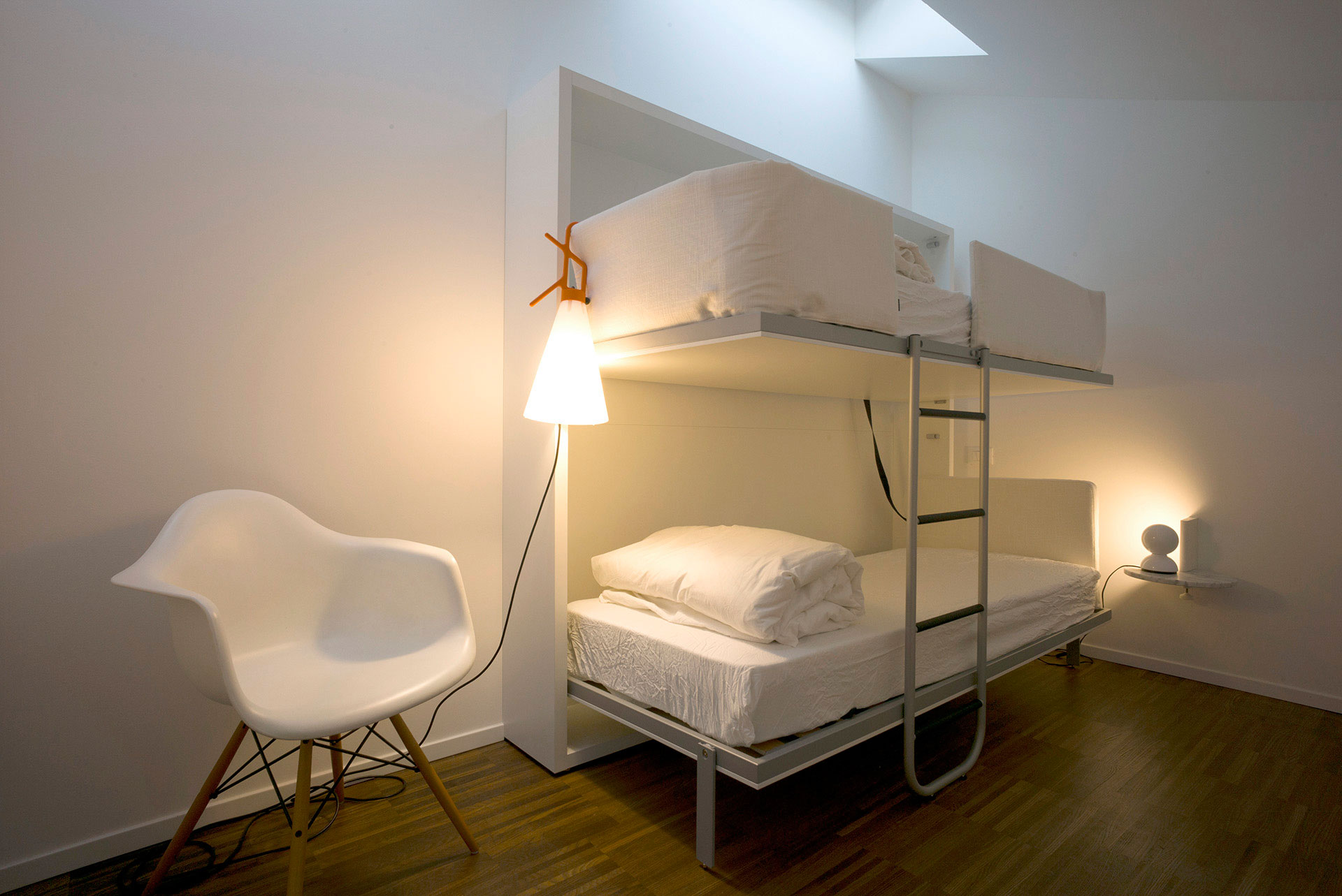 An Old Warehouse Becomes a Spacious and Bright Home in Venice, Italy by Zanon Architetti Associati (12)