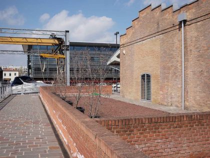 An Old Warehouse Becomes a Spacious and Bright Home in Venice, Italy by Zanon Architetti Associati (14)