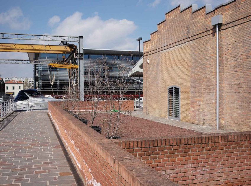 An Old Warehouse Becomes a Spacious and Bright Home in Venice, Italy by Zanon Architetti Associati (14)