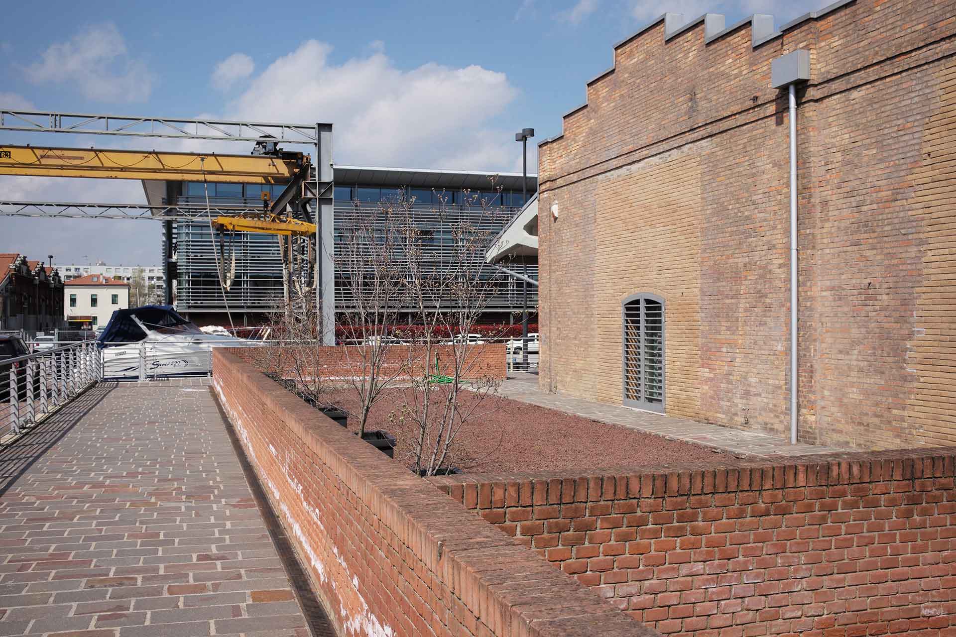 An Old Warehouse Becomes a Spacious and Bright Home in Venice, Italy by Zanon Architetti Associati (14)