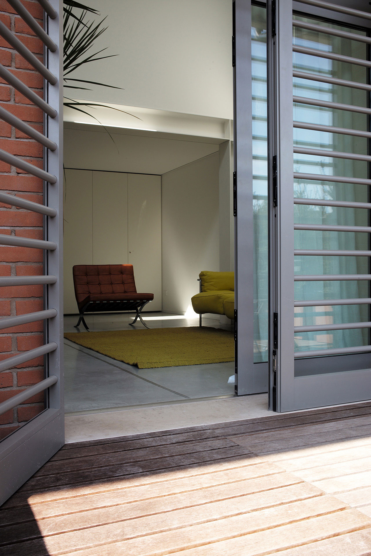 An Old Warehouse Becomes a Spacious and Bright Home in Venice, Italy by Zanon Architetti Associati (15)