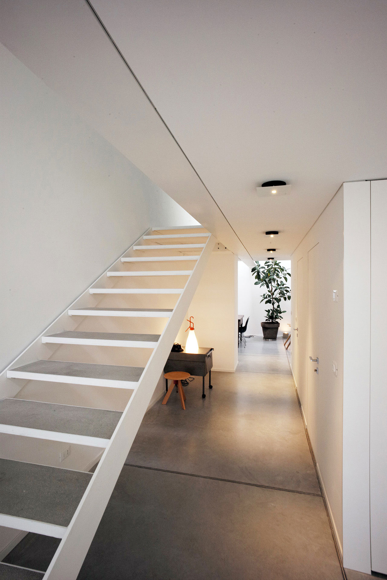 An Old Warehouse Becomes a Spacious and Bright Home in Venice, Italy by Zanon Architetti Associati (7)