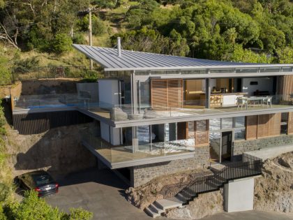 A Beautiful Cliff House with Spectacular Ocean Views in Christchurch, New Zealand by Borrmeister Architects (1)