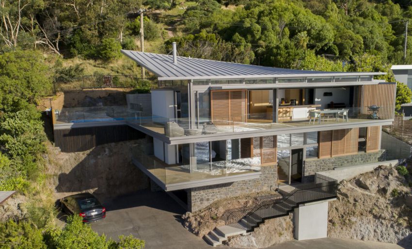 A Beautiful Cliff House with Spectacular Ocean Views in Christchurch, New Zealand by Borrmeister Architects (1)