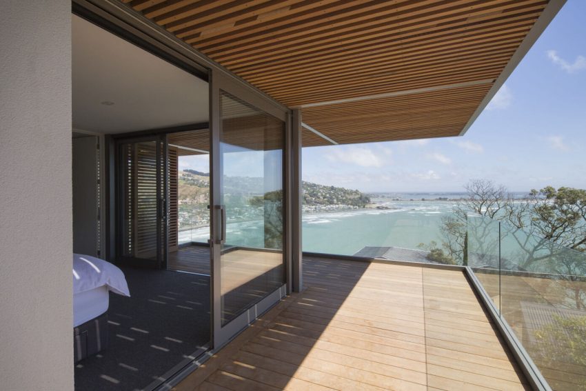 A Beautiful Cliff House with Spectacular Ocean Views in Christchurch, New Zealand by Borrmeister Architects (10)