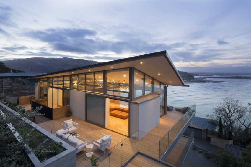 A Beautiful Cliff House with Spectacular Ocean Views in Christchurch, New Zealand by Borrmeister Architects (14)