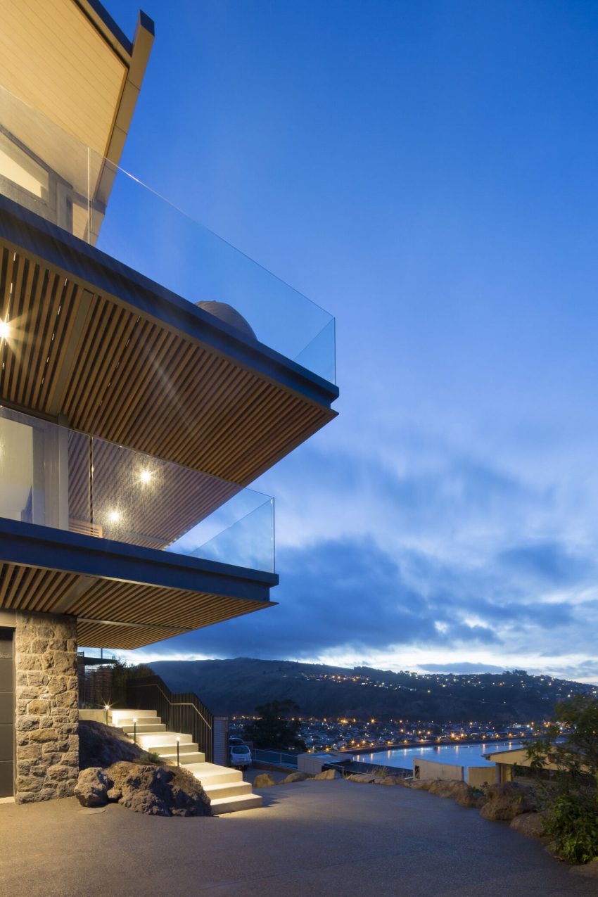 A Beautiful Cliff House with Spectacular Ocean Views in Christchurch, New Zealand by Borrmeister Architects (15)