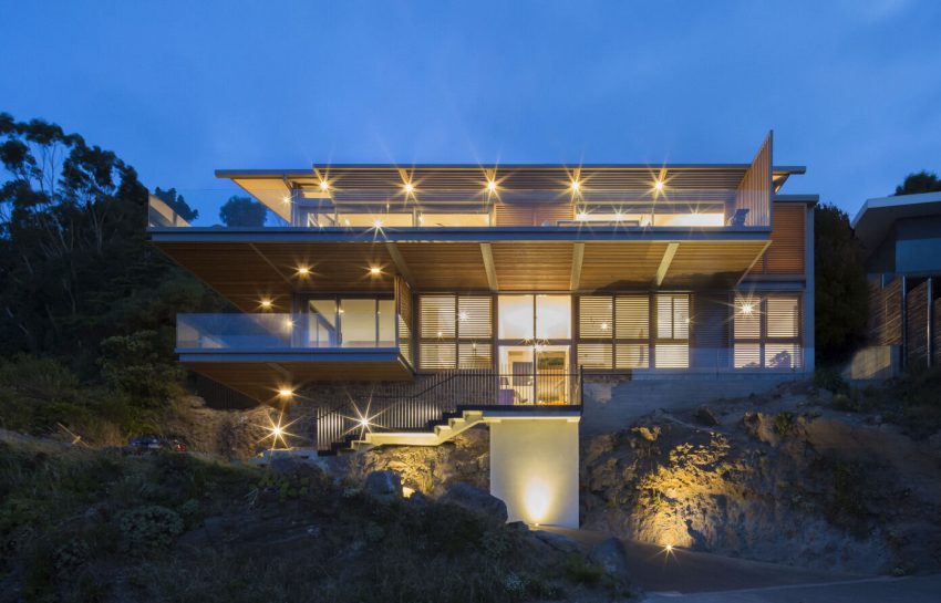 A Beautiful Cliff House with Spectacular Ocean Views in Christchurch, New Zealand by Borrmeister Architects (16)