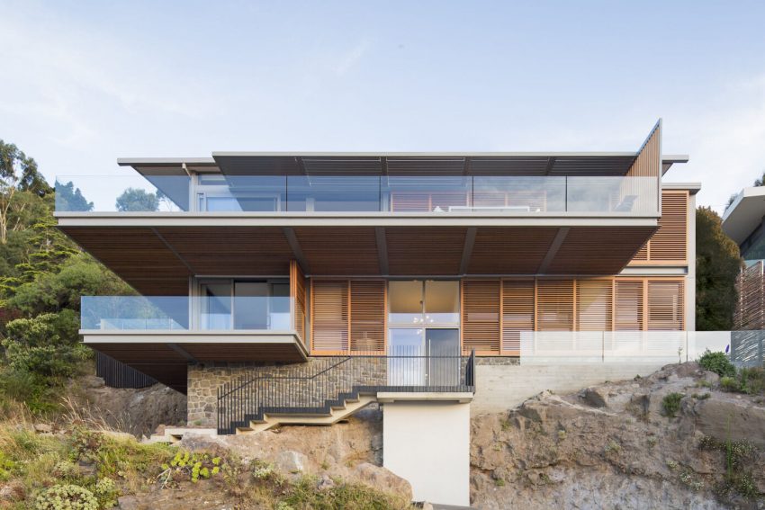 A Beautiful Cliff House with Spectacular Ocean Views in Christchurch, New Zealand by Borrmeister Architects (2)