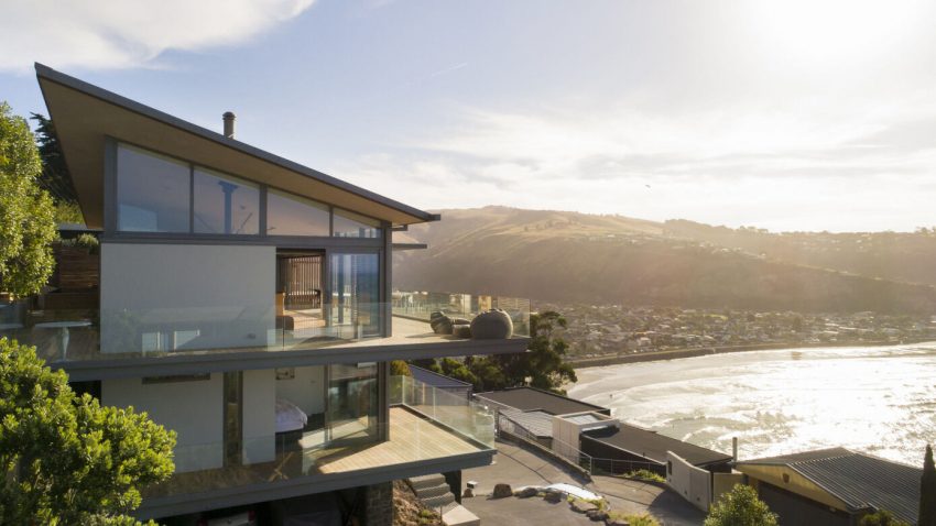 A Beautiful Cliff House with Spectacular Ocean Views in Christchurch, New Zealand by Borrmeister Architects (3)