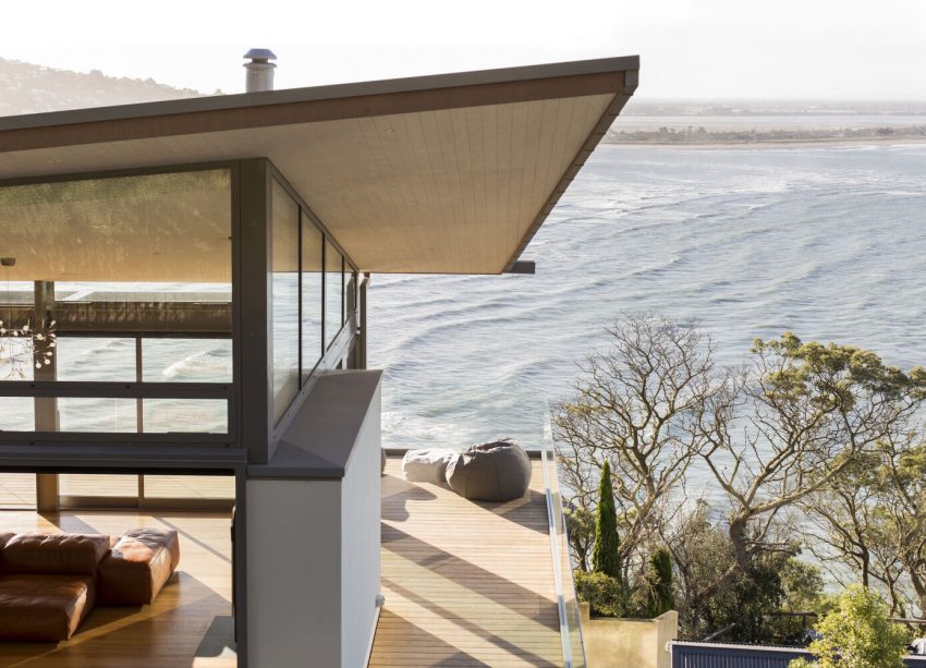 A Beautiful Cliff House with Spectacular Ocean Views in Christchurch, New Zealand by Borrmeister Architects (5)