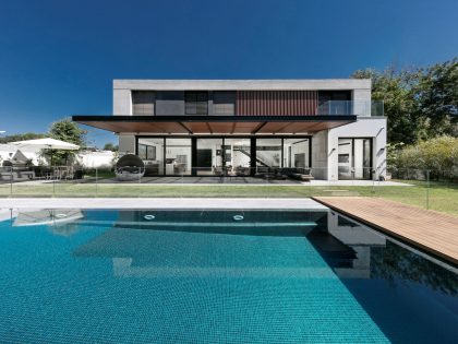 A Brutalist Yet Warm Modern Home with Artistic Touches in Sharon, Israel
