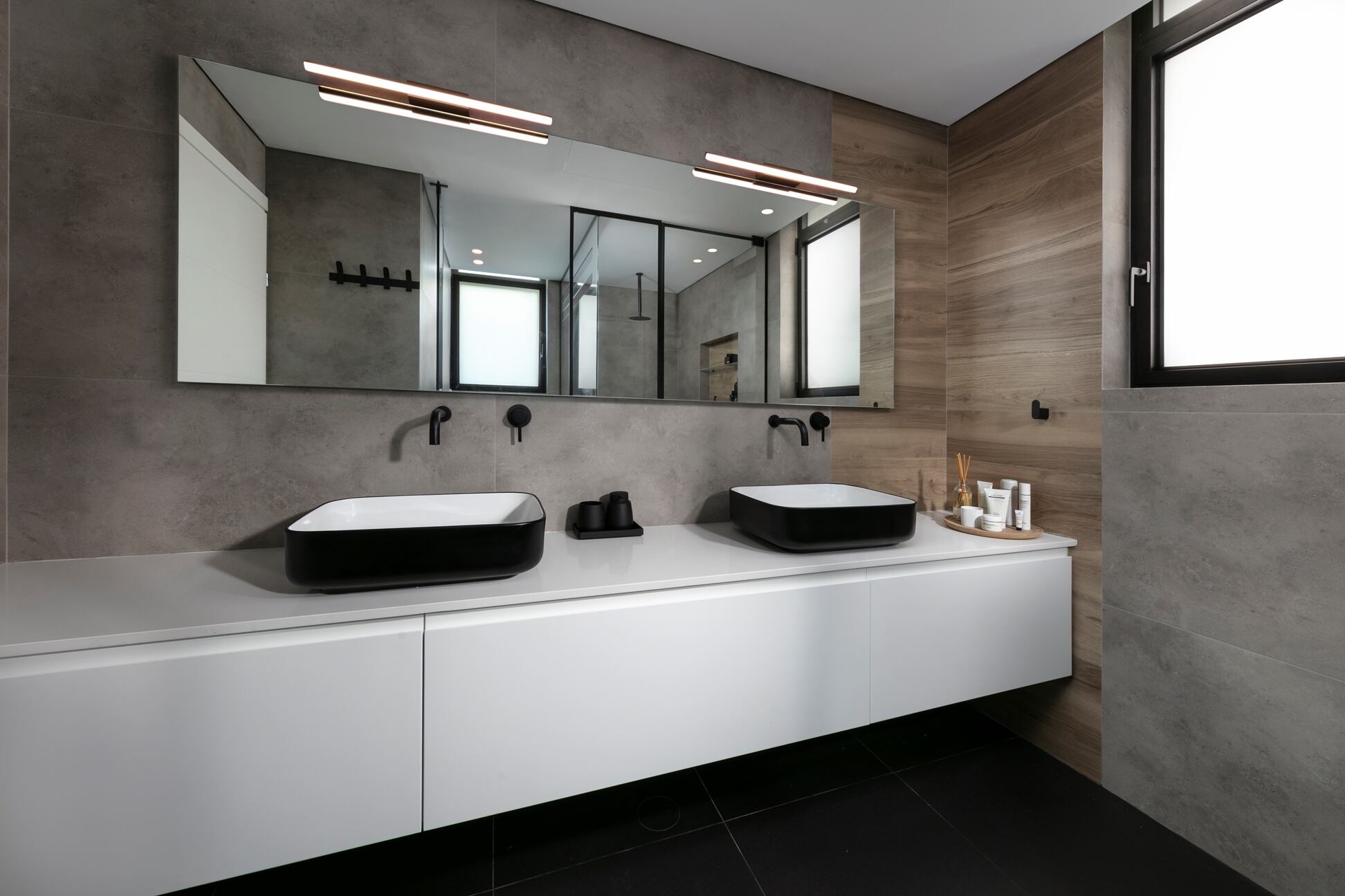 A Brutalist Yet Warm Modern Home with Artistic Touches in Sharon, Israel by Apple Architects (13)