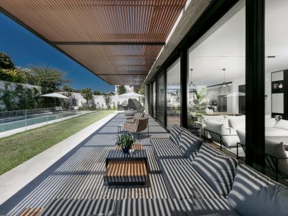 A Brutalist Yet Warm Modern Home with Artistic Touches in Sharon, Israel by Apple Architects (14)