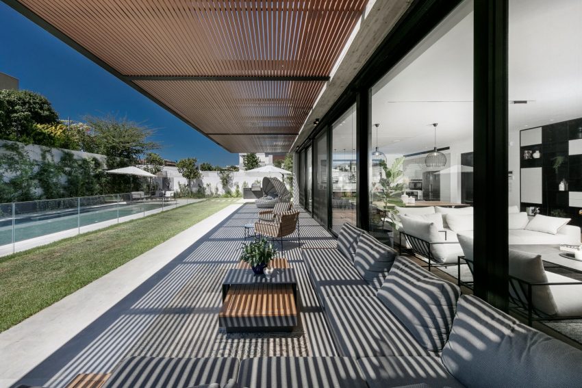 A Brutalist Yet Warm Modern Home with Artistic Touches in Sharon, Israel by Apple Architects (14)