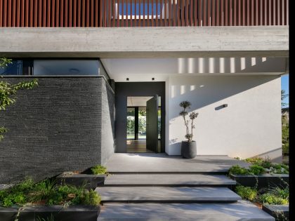 A Brutalist Yet Warm Modern Home with Artistic Touches in Sharon, Israel by Apple Architects (15)