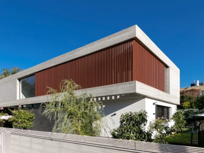 A Brutalist Yet Warm Modern Home with Artistic Touches in Sharon, Israel by Apple Architects (16)