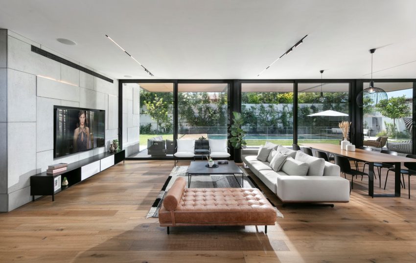 A Brutalist Yet Warm Modern Home with Artistic Touches in Sharon, Israel by Apple Architects (3)