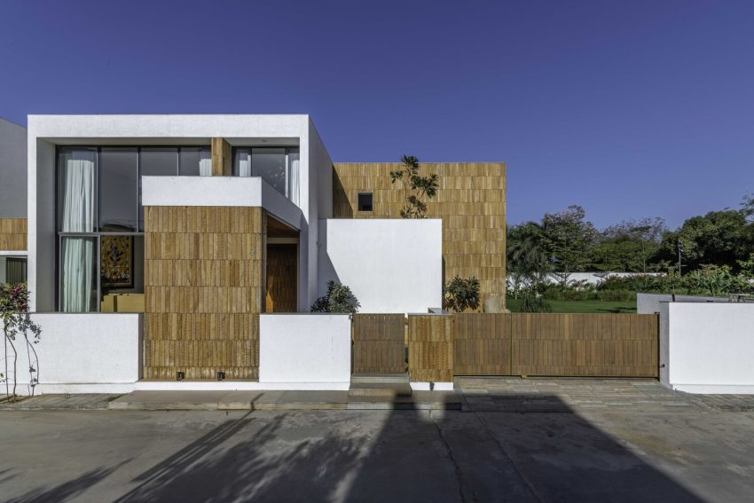 A Fantastic and Beautiful Modern White Home To Three Generations in Ahmedabad, India by The Grid Architects (1)