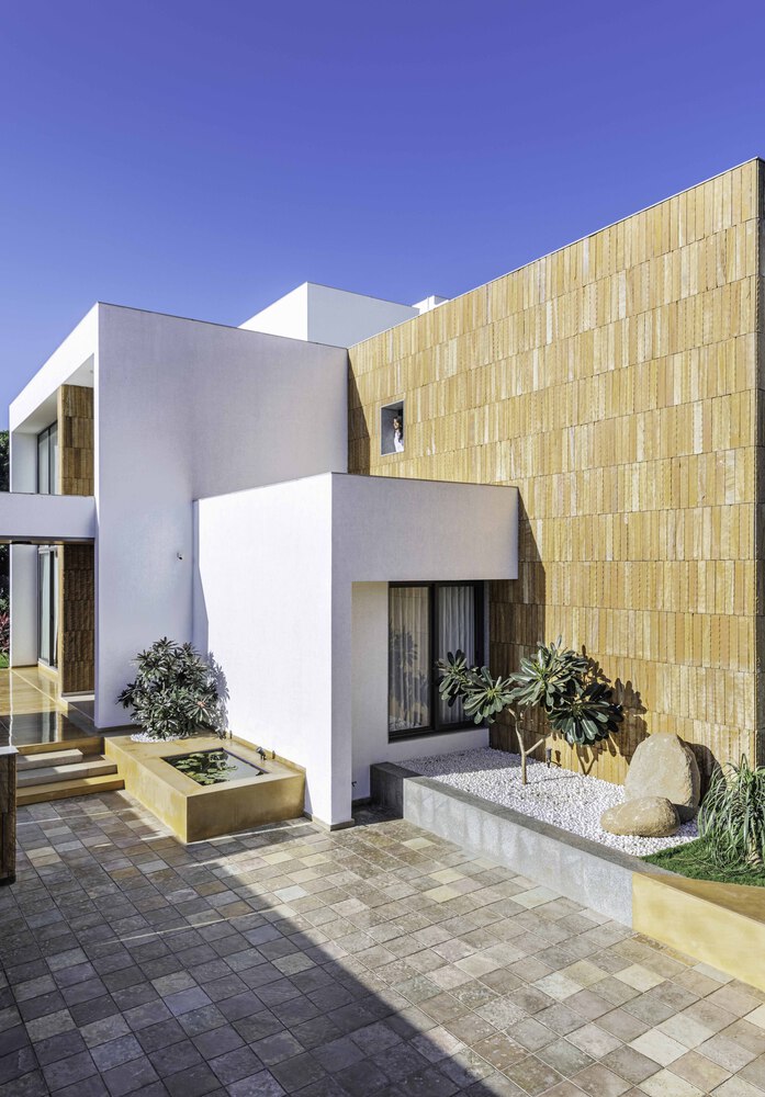 A Fantastic and Beautiful Modern White Home To Three Generations in Ahmedabad, India by The Grid Architects (10)