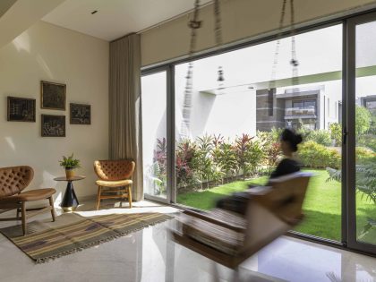 A Fantastic and Beautiful Modern White Home To Three Generations in Ahmedabad, India by The Grid Architects (13)