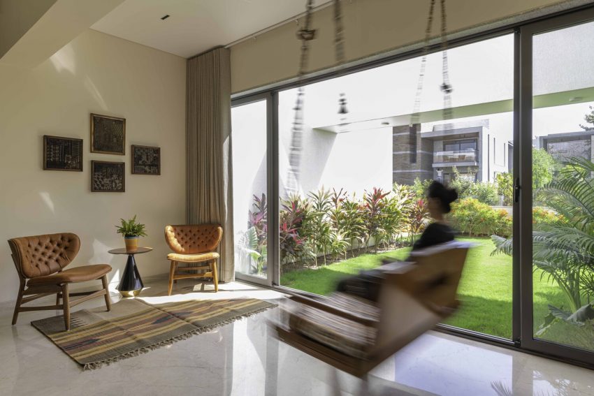 A Fantastic and Beautiful Modern White Home To Three Generations in Ahmedabad, India by The Grid Architects (13)