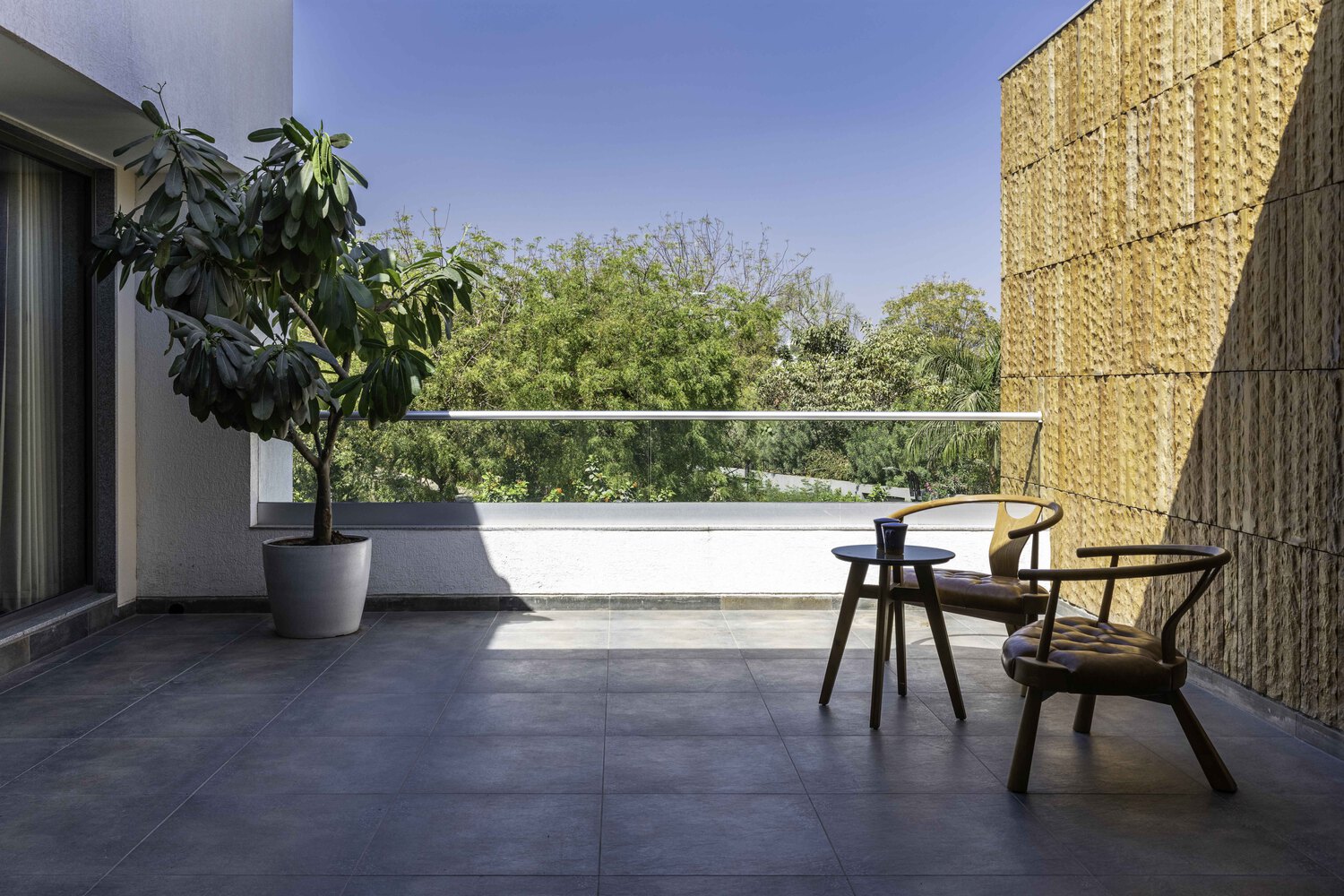 A Fantastic and Beautiful Modern White Home To Three Generations in Ahmedabad, India by The Grid Architects (15)