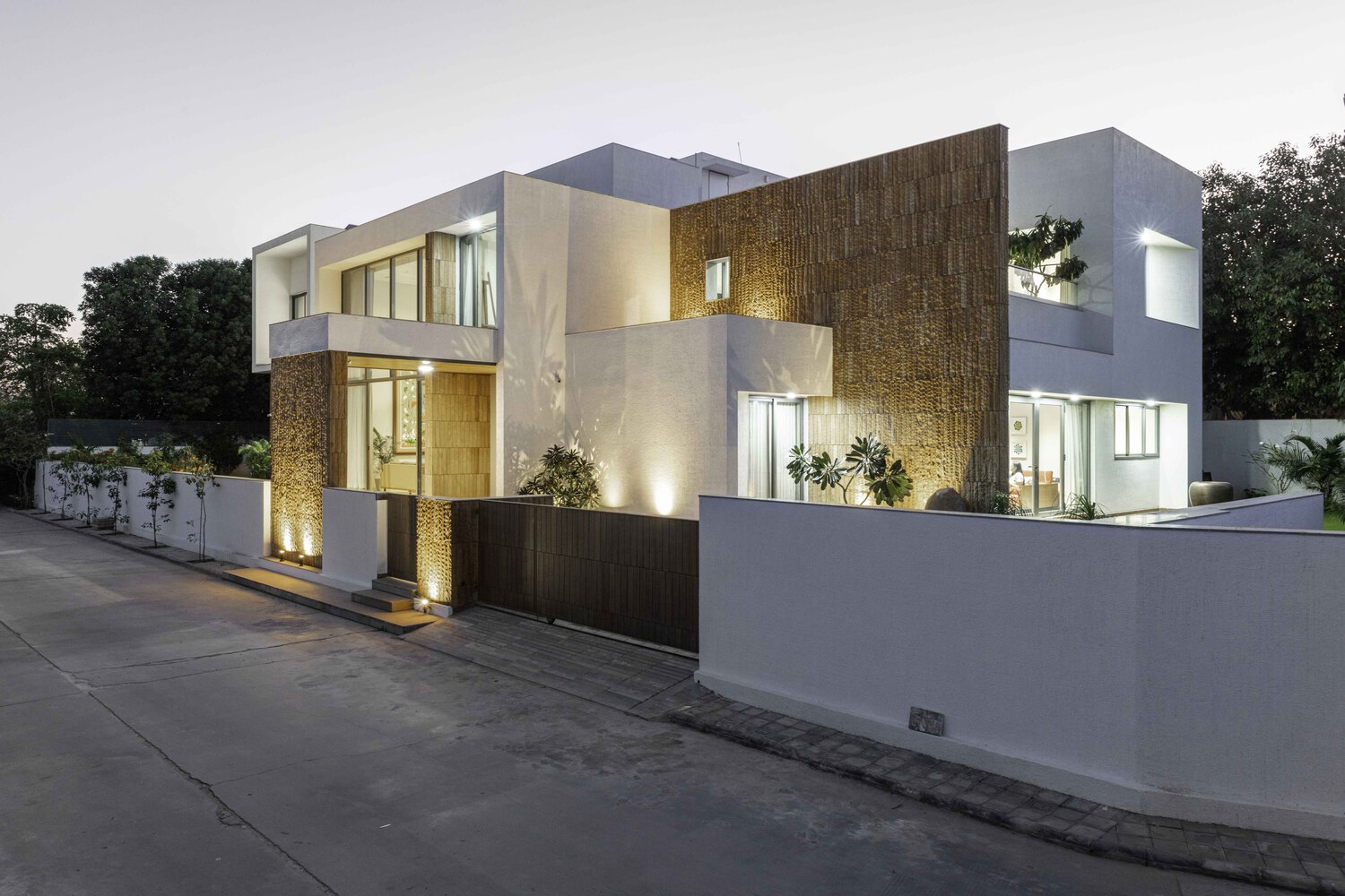 A Fantastic and Beautiful Modern White Home To Three Generations in Ahmedabad, India by The Grid Architects (16)