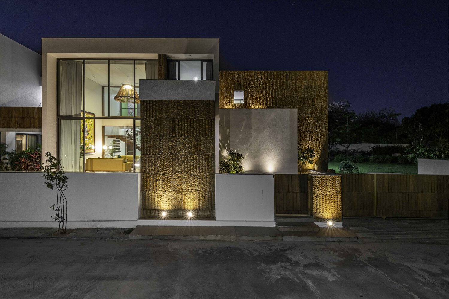 A Fantastic and Beautiful Modern White Home To Three Generations in Ahmedabad, India by The Grid Architects (18)