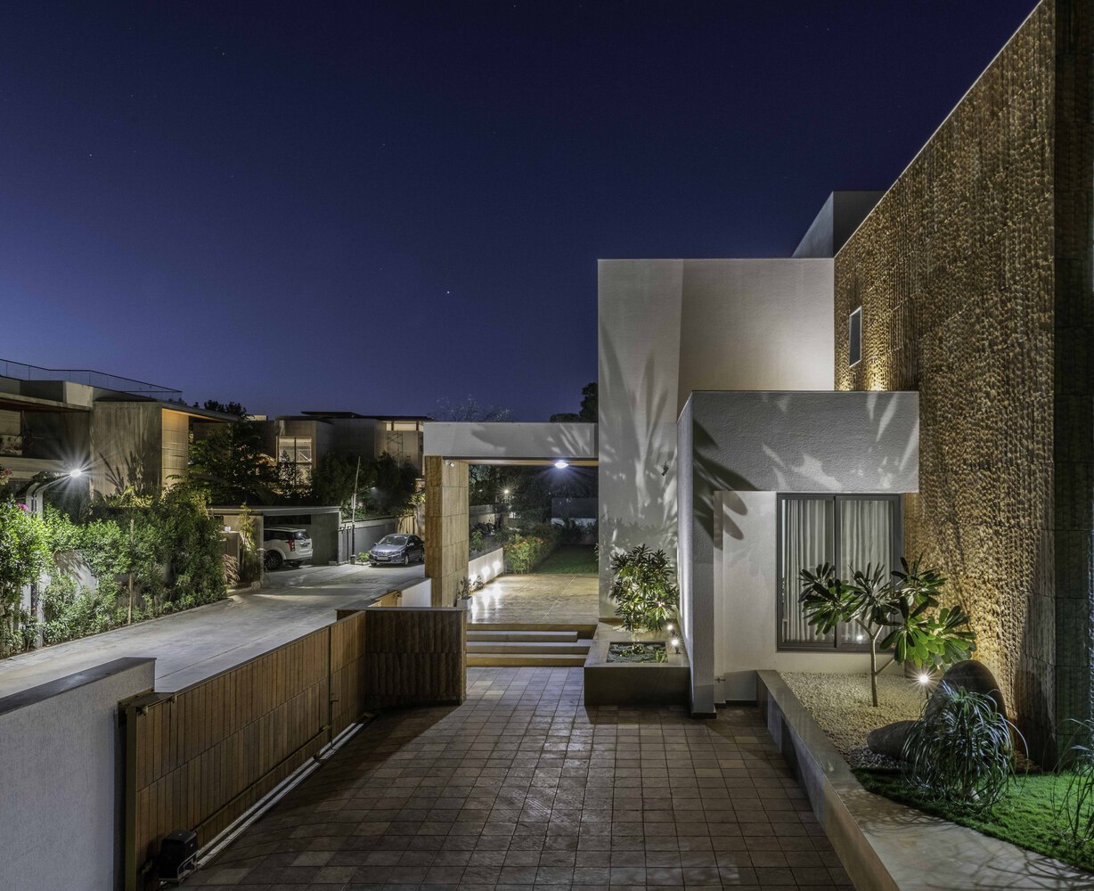 A Fantastic and Beautiful Modern White Home To Three Generations in Ahmedabad, India by The Grid Architects (19)