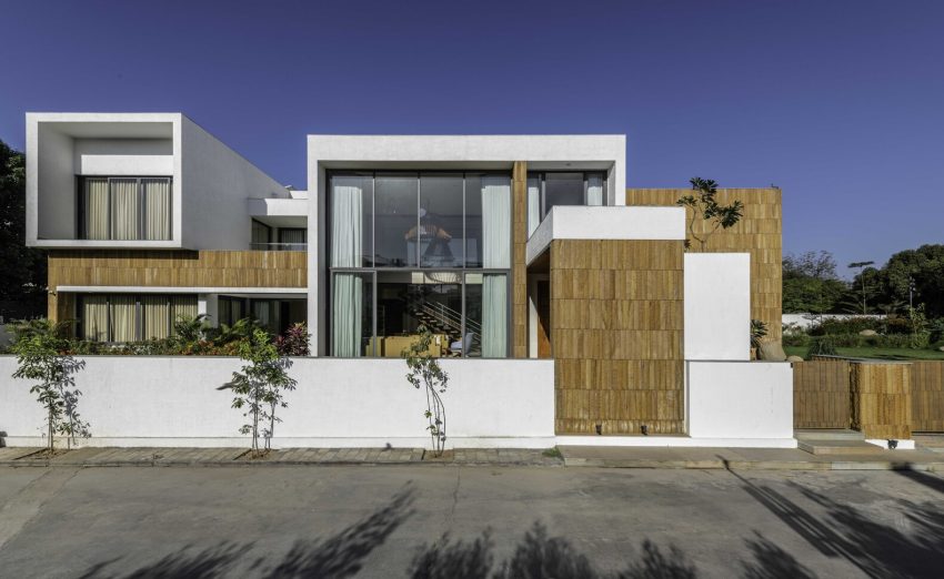 A Fantastic and Beautiful Modern White Home To Three Generations in Ahmedabad, India by The Grid Architects (2)