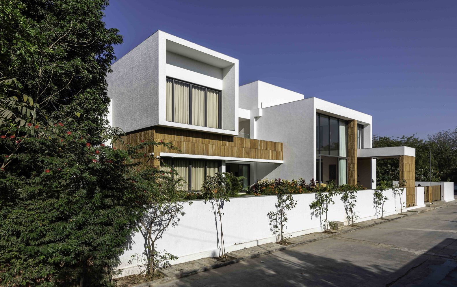 A Fantastic and Beautiful Modern White Home To Three Generations in Ahmedabad, India by The Grid Architects (3)