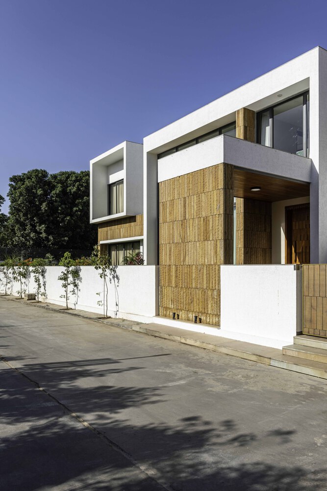 A Fantastic and Beautiful Modern White Home To Three Generations in Ahmedabad, India by The Grid Architects (4)