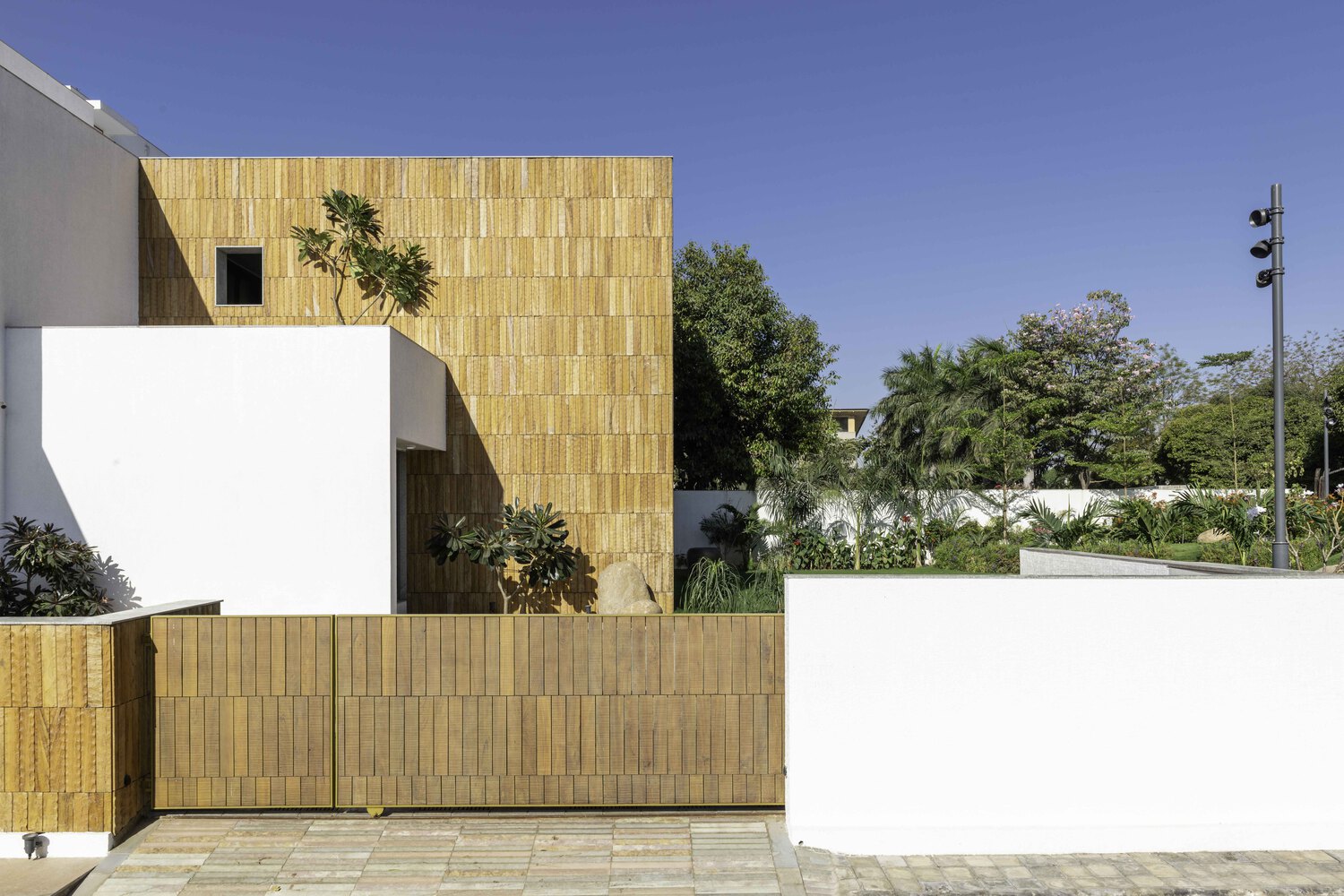 A Fantastic and Beautiful Modern White Home To Three Generations in Ahmedabad, India by The Grid Architects (5)