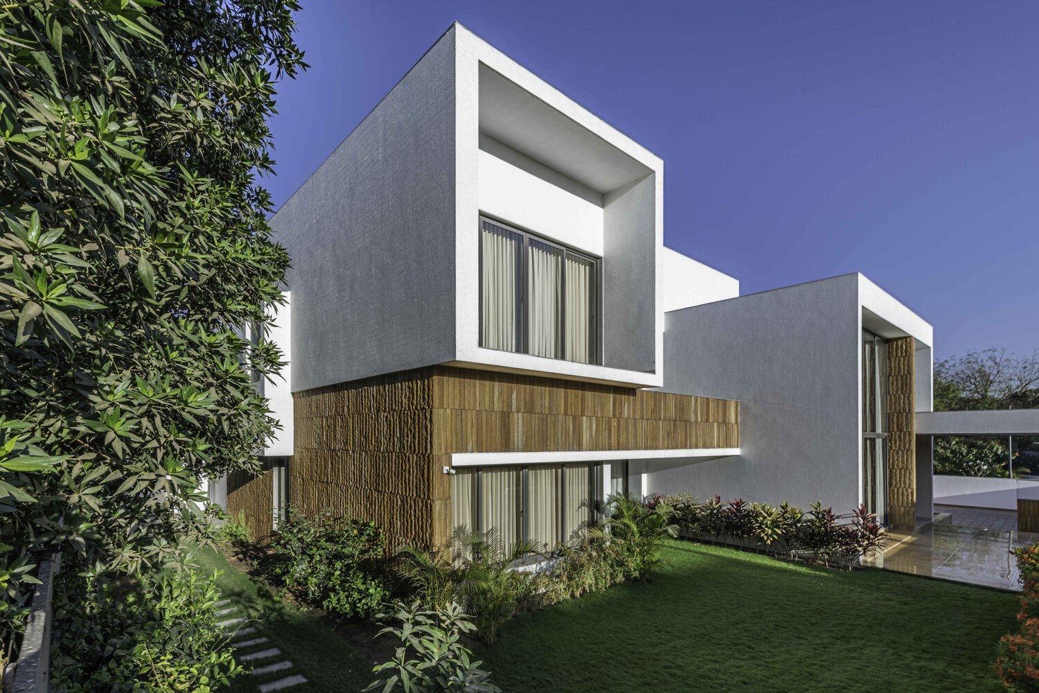 A Fantastic and Beautiful Modern White Home To Three Generations in Ahmedabad, India by The Grid Architects (6)
