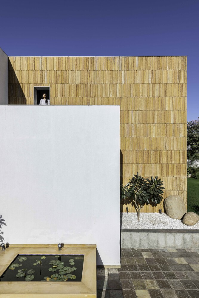 A Fantastic and Beautiful Modern White Home To Three Generations in Ahmedabad, India by The Grid Architects (7)