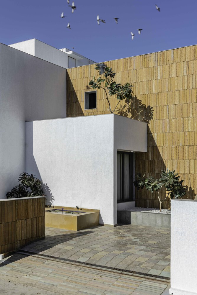 A Fantastic and Beautiful Modern White Home To Three Generations in Ahmedabad, India by The Grid Architects (8)