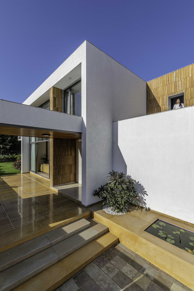 A Fantastic and Beautiful Modern White Home To Three Generations in Ahmedabad, India by The Grid Architects (9)