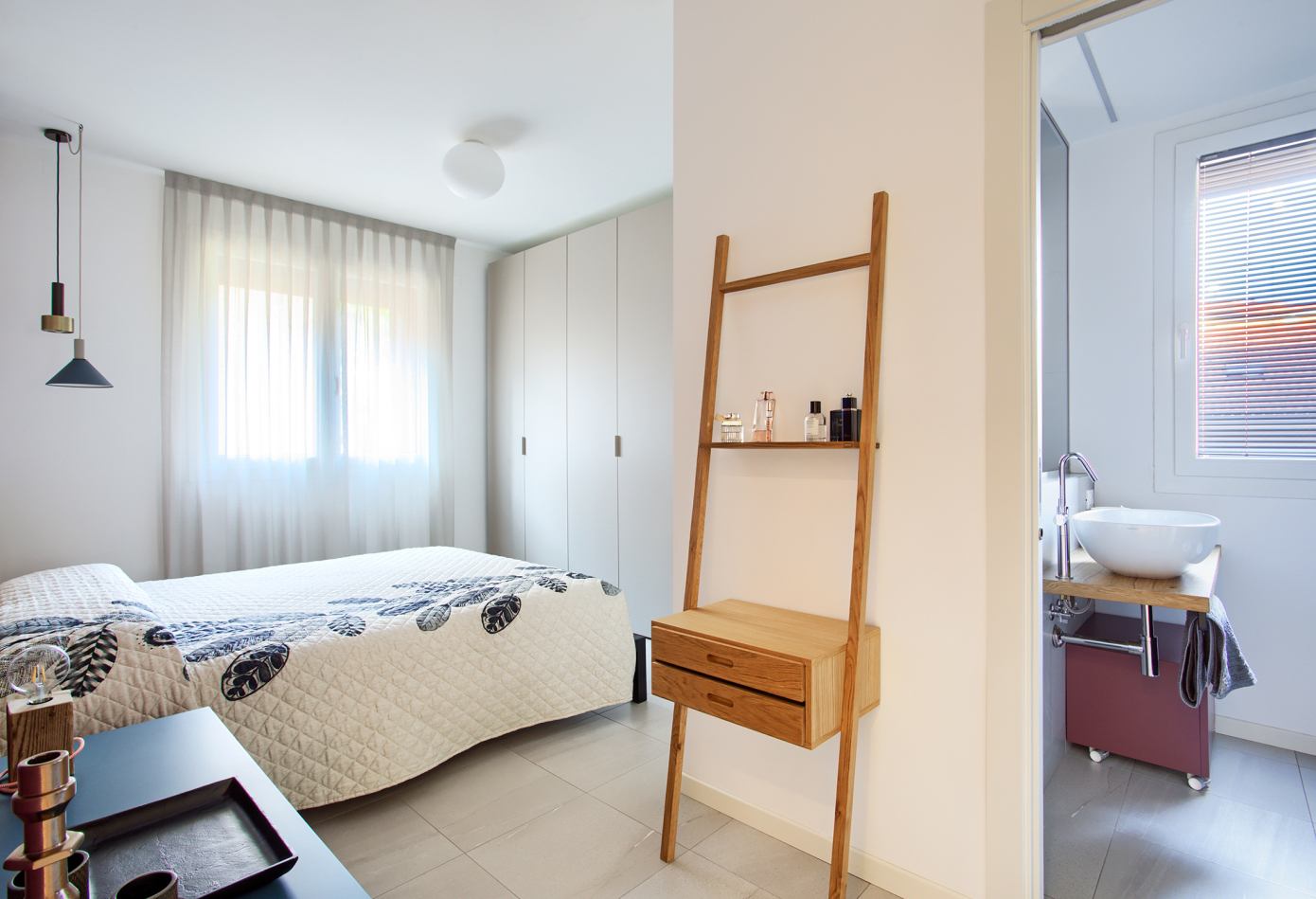 A Sober and Elegant Apartment with Warm and Vibrant Interiors in Bologna, Italy by Mara Magotti Gondoni (16)