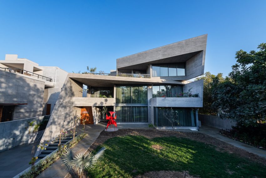 A Striking Modern Brutalist House with Exquisite Details in Ahmedabad, India by The Grid Architects (2)