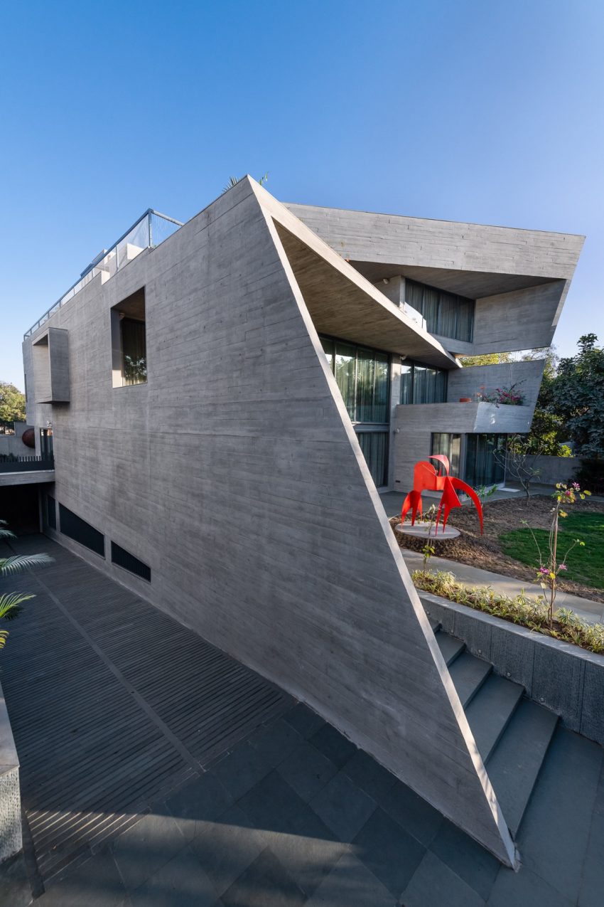 A Striking Modern Brutalist House with Exquisite Details in Ahmedabad, India by The Grid Architects (4)