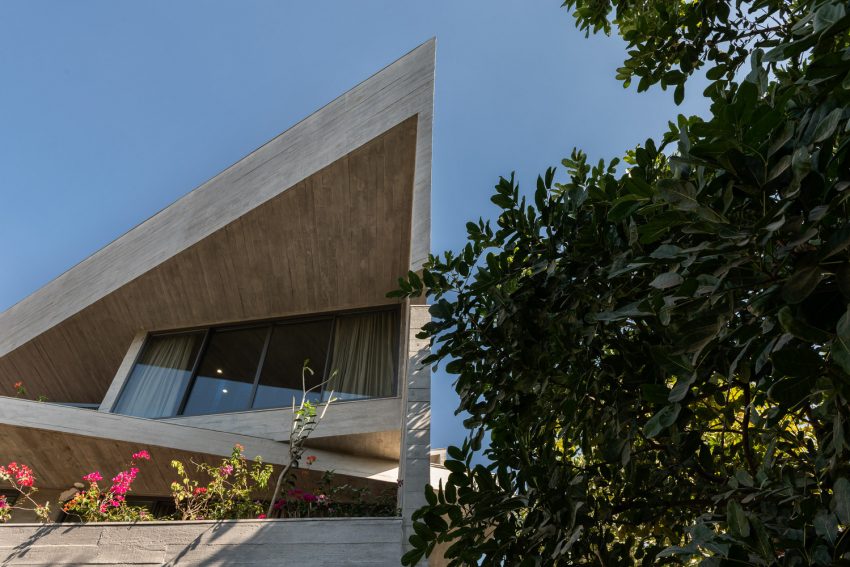 A Striking Modern Brutalist House with Exquisite Details in Ahmedabad, India by The Grid Architects (6)