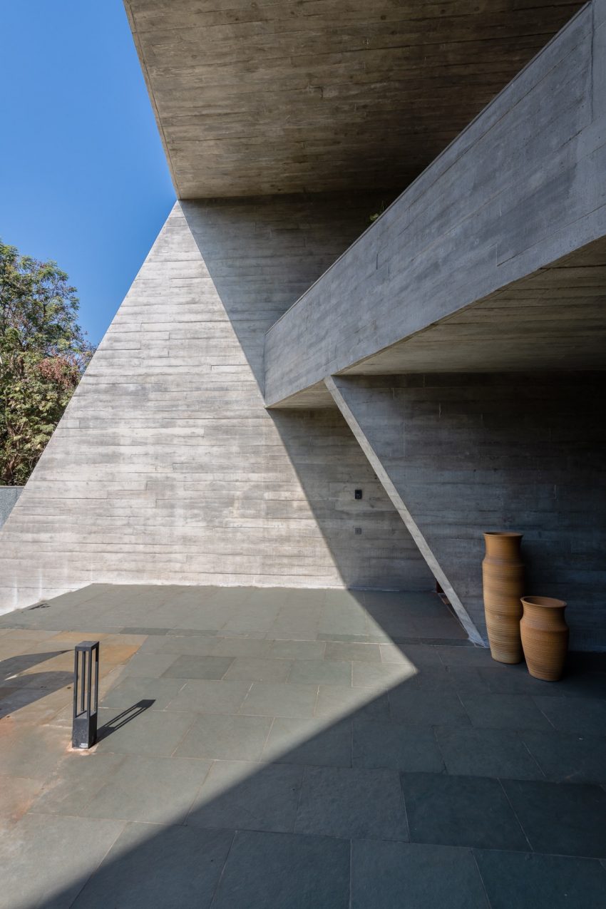 A Striking Modern Brutalist House with Exquisite Details in Ahmedabad, India by The Grid Architects (7)