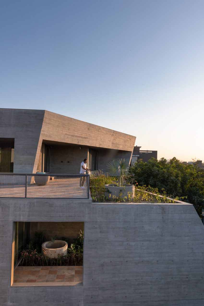 A Striking Modern Brutalist House with Exquisite Details in Ahmedabad, India by The Grid Architects (8)