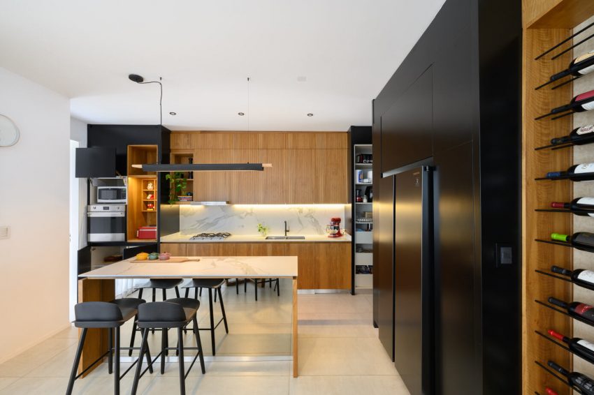 A Stylish Apartment Filled with Wood To Create a Warm and Welcoming Atmosphere in Córdoba, Argentina by Paolini Arquitectos (6)