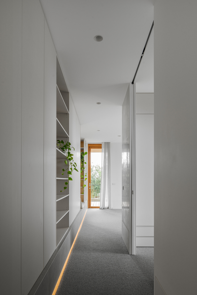 A Stylish Modern Home Built with Three Angles to Capture the Views in Mount Martha, Australia by Megowan Architectural (44)